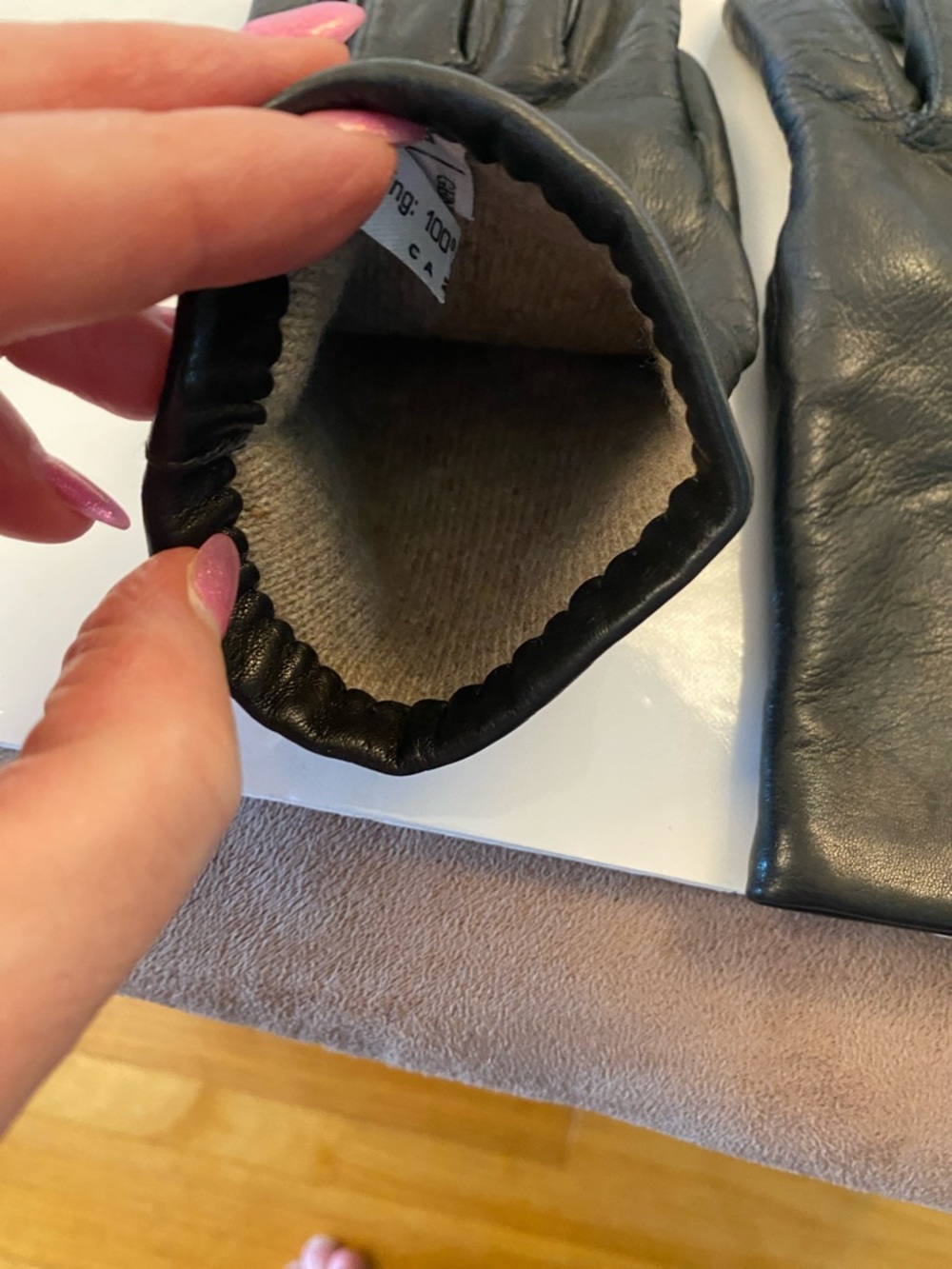 Black Leather Gloves Women’s - Classic Winter Accessory - Picture 7 of 9